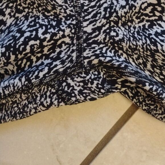 Lululemon InStill Tight High-Rise legging Warped Grain Alpine White Black 6 - Picture 4 of 13